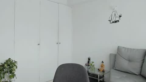 Laura  online show from April 10, 2026, 4:44 pm