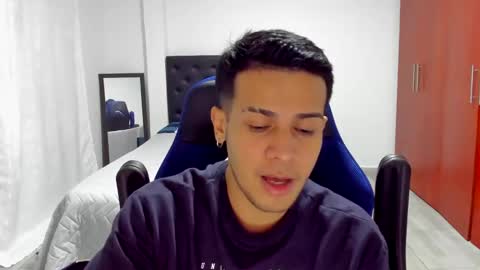 Independence model AbelAsburgo online show from December 27, 2024, 5:09 am