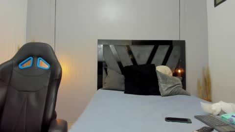 Snapshot of abrilrussell_ chatting on April 4, 2026, 10:51 pm Abril online show from April 4, 2026, 10:51 pm
