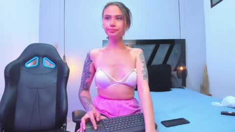 Snapshot of abrilrussell_ chatting on April 7, 2026, 8:37 am Abril online show from April 7, 2026, 8:37 am