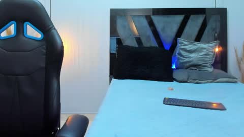 Snapshot of abrilrussell_ chatting on April 13, 2026, 6:30 am Abril online show from April 13, 2026, 6:30 am