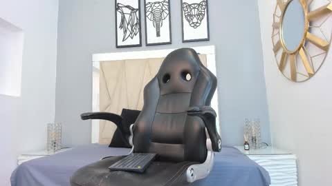 Adams Bobby online show from November 25, 2025, 11:21 am