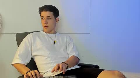 Snapshot of adan_rivas chatting on December 26, 2024, 10:20 pm adan online show from December 26, 2024, 10:20 pm