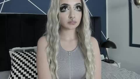 Snapshot of adeelinee chatting on February 19, 2025, 10:53 pm Ade online show from February 19, 2025, 10:53 pm