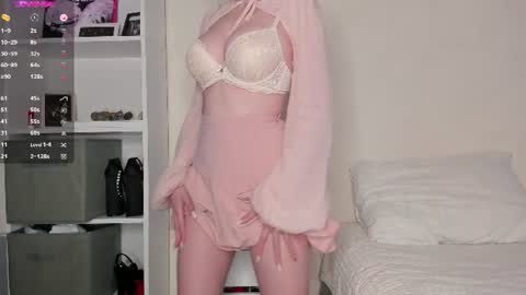 Snapshot of adelins_peach chatting on July 25, 2026, 12:14 pm adelins_peach online show from July 25, 2026, 12:14 pm