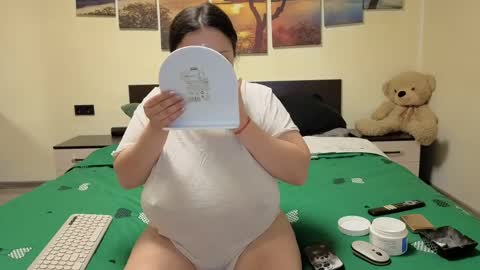 Adellineee online show from April 3, 2026, 8:29 pm