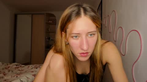 Snapshot of adellqueen chatting on May 20, 2026, 9:43 pm Adell online show from May 20, 2026, 9:43 pm