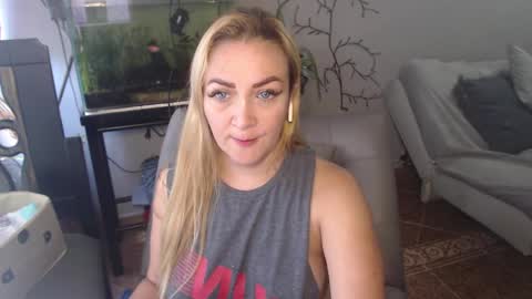 Adriana Paredes  online show from March 8, 2025, 12:09 pm