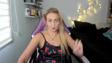 Snapshot of adrianapdes chatting on July 27, 2026, 1:07 pm Adriana Paredes online show from July 27, 2026, 1:07 pm