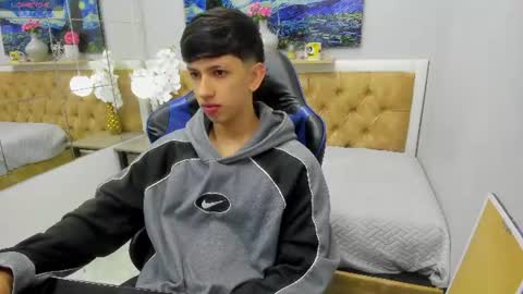 Snapshot of adrianfranko chatting on August 5, 2026, 12:19 pm Adrian Franco online show from August 5, 2026, 12:19 pm