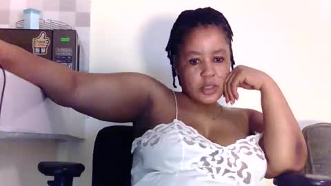 Snapshot of african005 chatting on December 22, 2025, 11:24 pm loise online show from December 22, 2025, 11:24 pm
