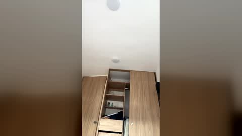 afroditawild online show from April 16, 2026, 3:35 pm