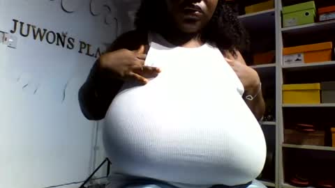 Snapshot of afroprincessx chatting on July 6, 2026, 10:01 am afroprincessx online show from July 6, 2026, 10:01 am