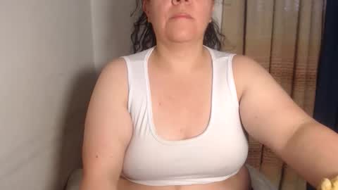 Snapshot of agathaaaa chatting on December 22, 2025, 11:07 am online show from December 22, 2025, 11:07 am