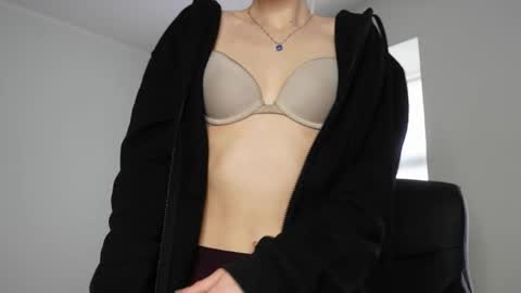 Agelina Lilly Laura online show from March 22, 2026, 8:29 am