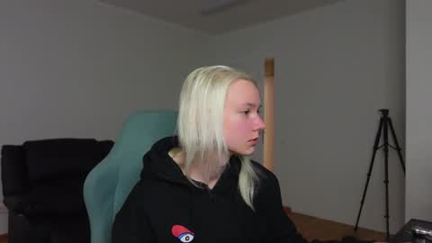 Agelina Lilly Laura online show from April 4, 2026, 5:38 am