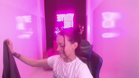 Snapshot of ailen_t chatting on December 4, 2024, 10:41 pm Ailen online show from December 4, 2024, 10:41 pm