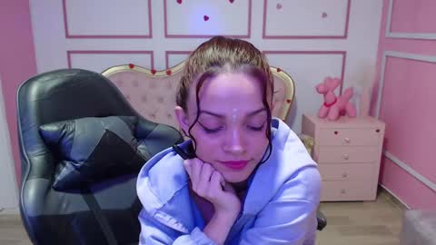 Snapshot of ailen_t chatting on December 13, 2024, 9:46 am Ailen online show from December 13, 2024, 9:46 am