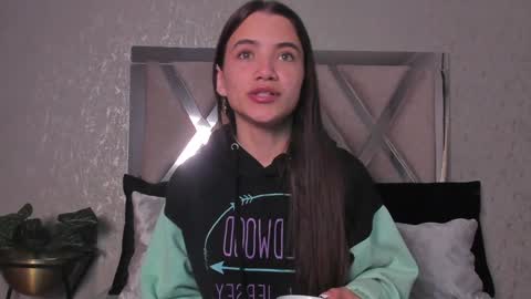 Snapshot of aitana_baker_ chatting on February 6, 2025, 12:05 pm little aitana  online show from February 6, 2025, 12:05 pm