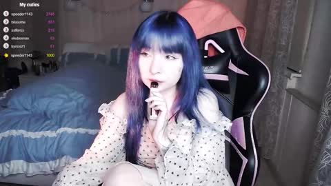 akirahartyx online show from September 15, 2025, 4:07 pm