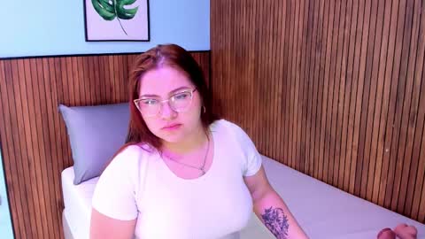 Snapshot of alana_glasses chatting on September 10, 2025, 12:05 pm Alana online show from September 10, 2025, 12:05 pm