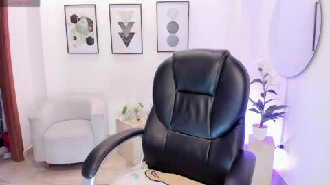 alana  online show from April 16, 2026, 8:42 pm