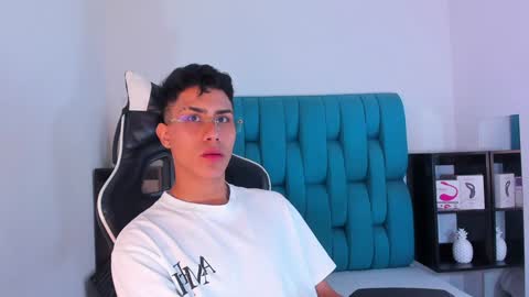 alannaughty_ online show from February 9, 2025, 4:25 am