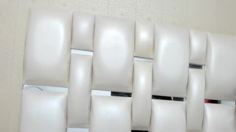 aleanders  online show from October 1, 2025, 12:22 pm