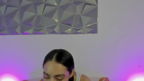 aleja_r01 online show from April 5, 2026, 8:28 pm