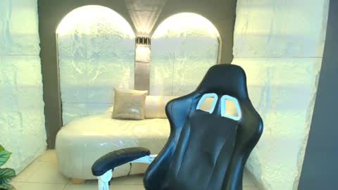 Snapshot of aleja_r_ chatting on July 25, 2026, 7:33 pm Aleja online show from July 25, 2026, 7:33 pm
