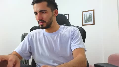 alejandroo_7 online show from December 28, 2024, 10:34 pm