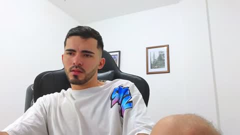 alejandroo_7 online show from January 1, 2025, 10:24 pm