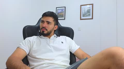 alejandroo_7 online show from February 8, 2025, 1:43 am