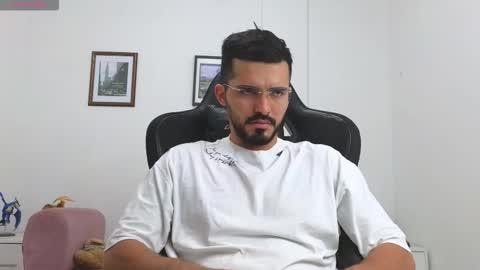 alejandroo_7 online show from September 27, 2025, 8:47 pm