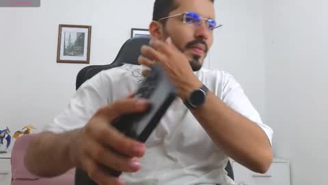 alejandroo_7 online show from October 8, 2025, 6:05 pm