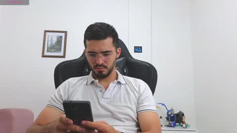 alejandroo_7 online show from October 31, 2025, 7:59 pm