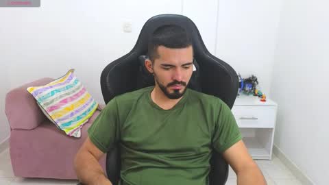 alejandroo_7 online show from February 4, 2026, 6:25 pm