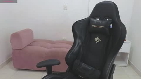 alejandroo_7 online show from February 6, 2026, 5:49 pm