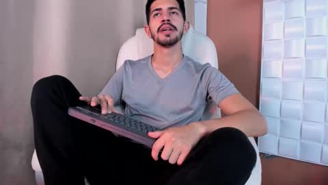 Alejo  online show from October 15, 2025, 9:15 pm