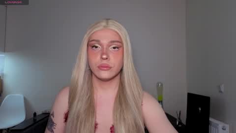 ALENA  INDEPENDENT MODEL online show from April 6, 2026, 3:02 pm