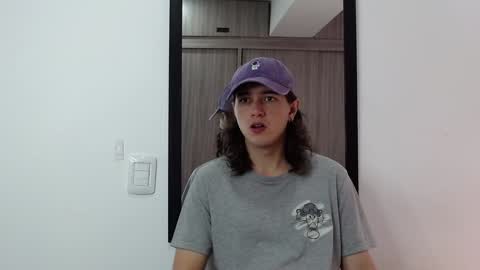 alex_connorr online show from February 6, 2025, 4:58 pm