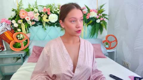 Snapshot of alice_charmy chatting on September 27, 2025, 6:18 am Alice in Wonderland online show from September 27, 2025, 6:18 am