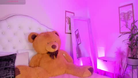 Alice Graay  online show from February 18, 2025, 5:09 am