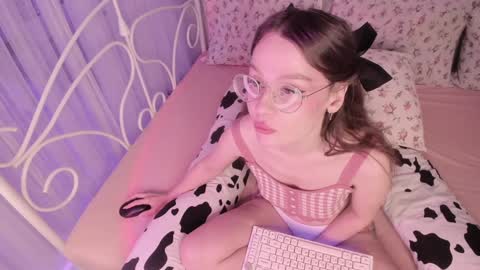 Snapshot of alice_kinky_girl chatting on December 13, 2024, 5:32 pm Alice online show from December 13, 2024, 5:32 pm
