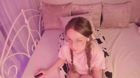 Snapshot of alice_kinky_girl chatting on February 12, 2025, 12:58 am Alice online show from February 12, 2025, 12:58 am