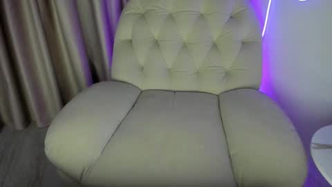 AliceLevine online show from November 27, 2025, 5:09 am