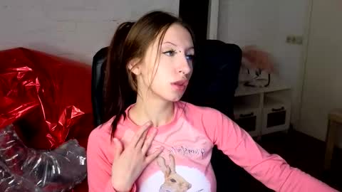 alicewallflower online show from February 14, 2026, 8:49 pm