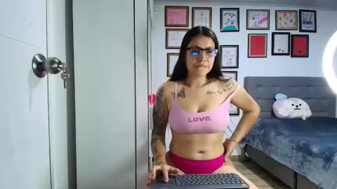 alicia_rainbow online show from April 22, 2026, 3:31 am