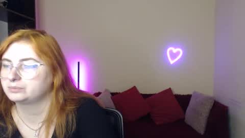 Snapshot of aliciaaared_kis chatting on November 19, 2025, 6:35 am Alicia online show from November 19, 2025, 6:35 am