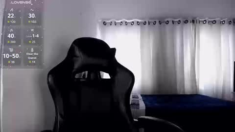 aliice_walker_ online show from November 11, 2025, 7:58 pm